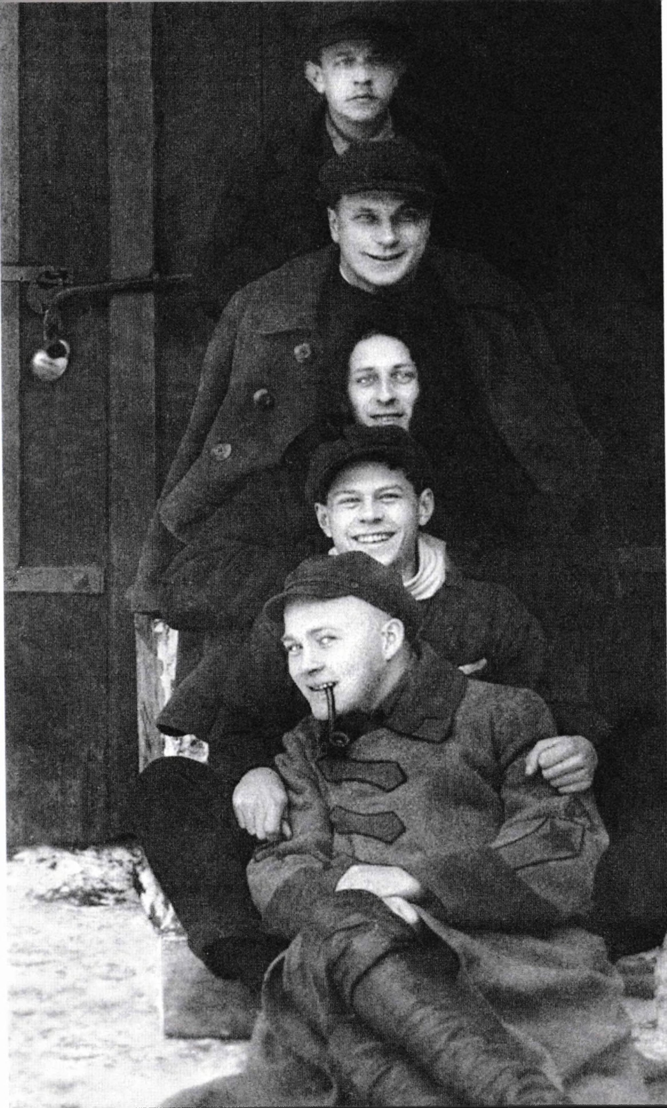 Снизу вверх А. Гайдар, Л. Неверов, Б. Назаровский, А. Плеско, В. Блок. 1920-е гг. 