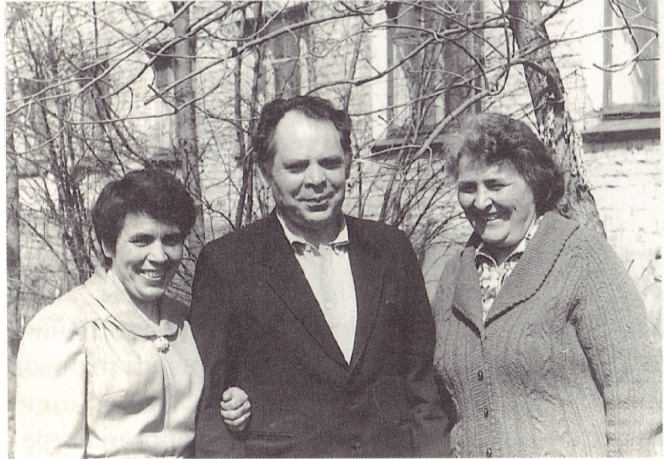 С сёстрами, Людмилой и Валентиной (1984)
