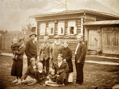 Нецветаев А. В. (крайний справа) с родственниками около здания Оханской фотографии (из семейного архива)